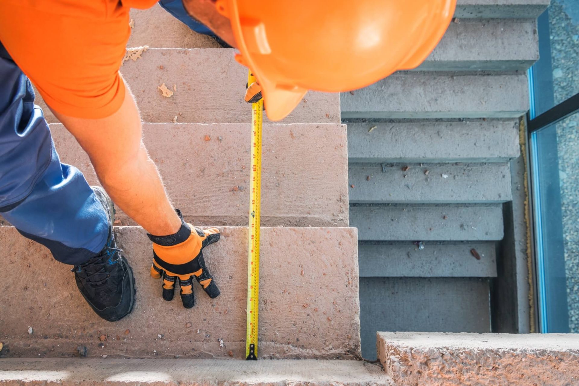 När det gäller att trapprenovera i Båstad, är vår noggrannhet vid att mäta varje trappsteg din garanti för ett perfekt resultat.