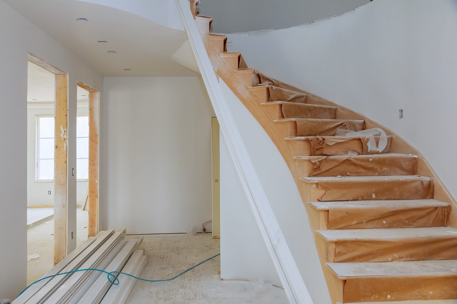 Trapprenovera i Båstad har skapat en elegant spiraltrappa